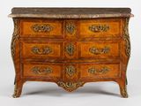 commode ancienne avec dessus en marbre et poignées en laiton