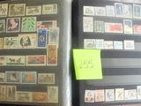 de nombreux timbres sur un livre sur lequel est collé un autocollant jaune