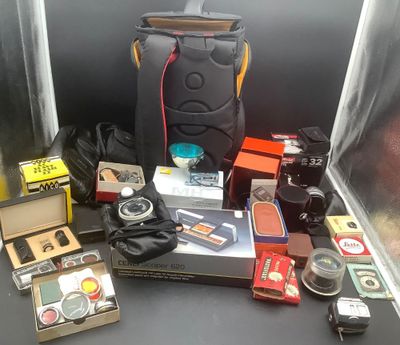 un grand nombre d'objets différents posés sur le sol