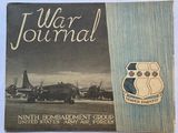 un vieux livre sur lequel figure l'image d'un avion de l'armée de l'air