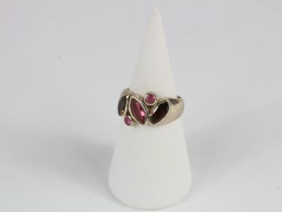 un gros plan d'une bague ornée de deux cœurs