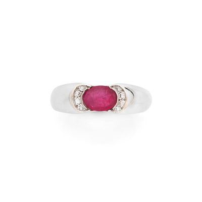 une bague en rubis et diamants