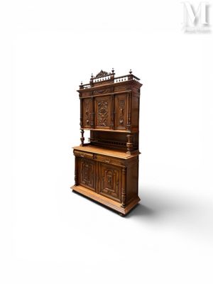 BUFFET DEUX CORPS En noyer sculpté, mouluré et teinté