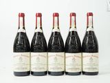 six bouteilles de vin sont alignées sur une surface blanche