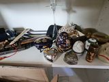 une étagère contenant beaucoup d'objets