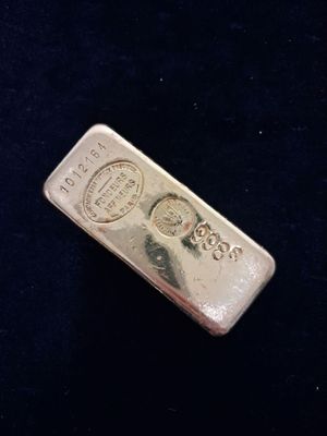 un lingot d'argent posé sur une surface noire