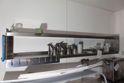 une photo d'une cuisine équipée d'appareils électroménagers en acier inoxydable