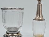 deux vases en verre posés l'un à côté de l'autre sur une table