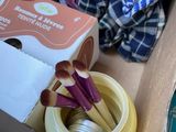 une boîte remplie d'objets posés sur une table