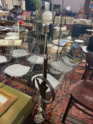 de nombreuses chaises et tables dans une pièce éclairée par une lampe