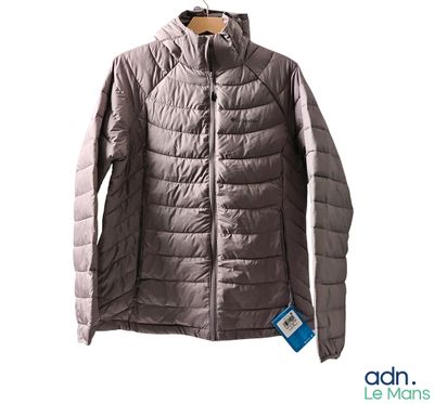 La veste est grise et comporte une capuche qui y est intégrée.