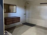 une photo d'une salle de bains avec un lavabo et un miroir