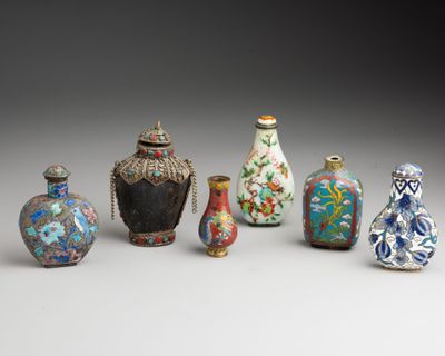 six petites bouteilles à tabac chinoises en verre, fermées, avec leurs couvercles