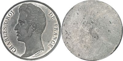 gros plan d'une pièce de monnaie sur une surface blanche avec un fond blanc