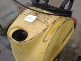 une machine jaune posée par terre à côté d'un sac