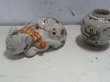 deux vases posés l'un à côté de l'autre sur une table