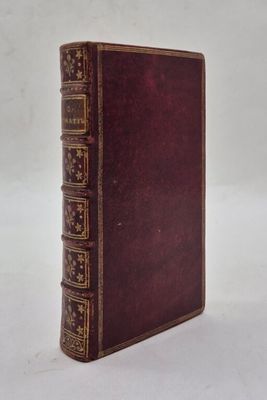 un vieux livre posé sur une surface blanche