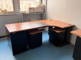 une photo d'un bureau d'angle dans un bureau