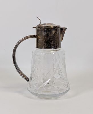 un pichet ancien en verre plaqué argent, muni d'un couvercle et d'une anse en argent