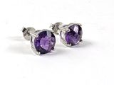 une paire de boucles d'oreilles en amethorate sur fond blanc