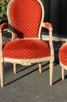 Paire de fauteuils en bois peint beige mouluré et sculpté de… (photo 3)