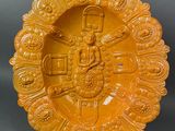 une assiette jaune sur laquelle est représentée une personne