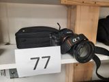 une photo d'un appareil photo posé sur une étagère dans un magasin