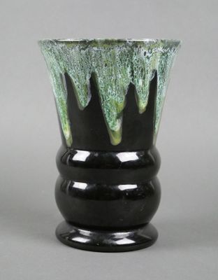 Dans le goût de GAUBIER Vase cornet en faïence à décor de co…