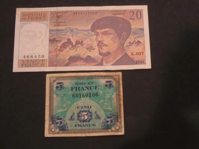 une photo de deux billets sur lesquels figure le portrait d'un homme