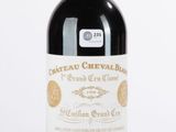 une bouteille de vin posée sur une table