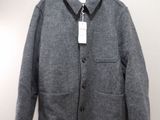 la veste est suspendue à un cintre sur le mur