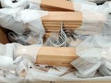 une boîte en carton contenant tout un tas de pinces à linge
