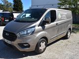 une camionnette argentée garée dans un parking