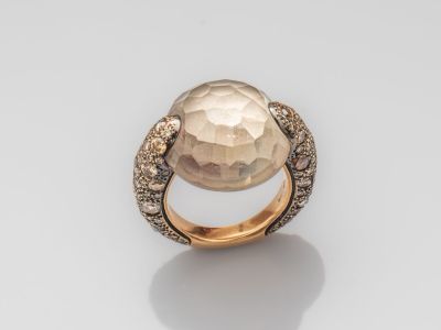 une bague en or et diamants