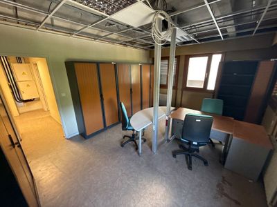 une pièce avec une table, des chaises et un ventilateur de plafond