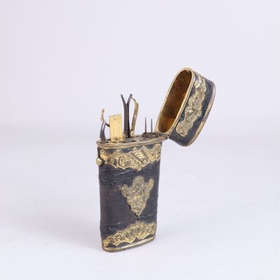 un briquet posé sur une surface blanche