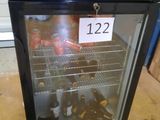 une photo d'un mini-réfrigérateur rempli de bouteilles