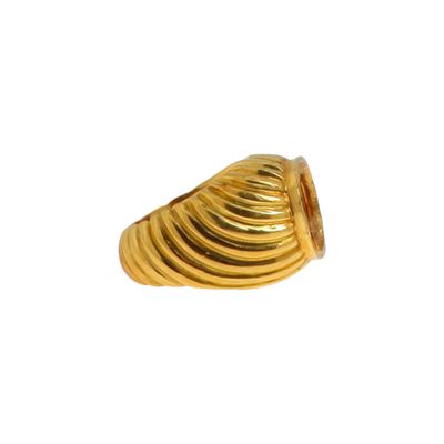 une image d'une bague en or sur fond blanc