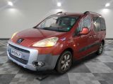 une photo d'une petite camionnette rouge garée dans un garage