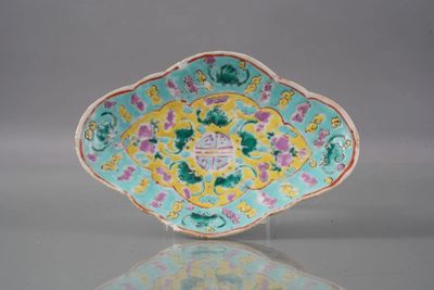 une image représentant une assiette bleue et jaune ornée de fleurs