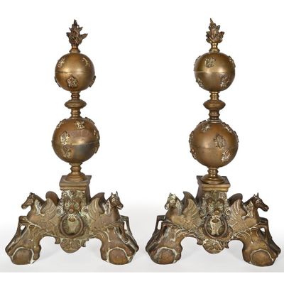 une paire de bougeoirs anciens en laiton surmontés de lions