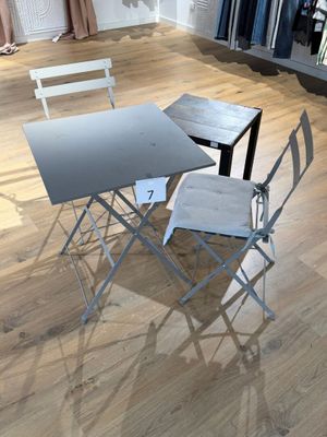 une table et des chaises posées à même le sol