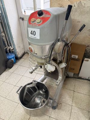 une machine posée sur le sol d'une pièce
