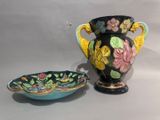 deux vases posés l'un à côté de l'autre sur une table