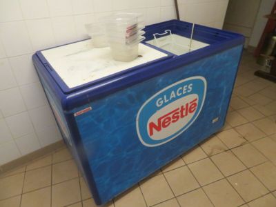 une glacière bleue contenant un verre de lait