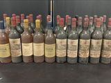 plusieurs bouteilles de vin sont alignées sur une table