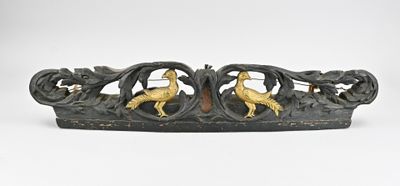 deux oiseaux perchés sur un morceau de bois