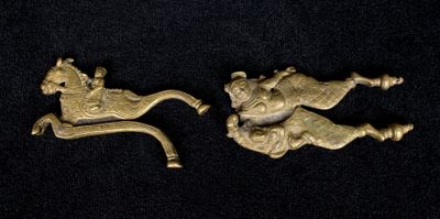 une paire de figurines anciennes en laiton représentant un homme et une femme