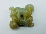 une photo d'une figurine d'éléphant verte et jaune posée sur une surface blanche