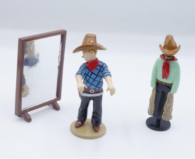 deux figurines représentant un homme et une femme debout devant un miroir